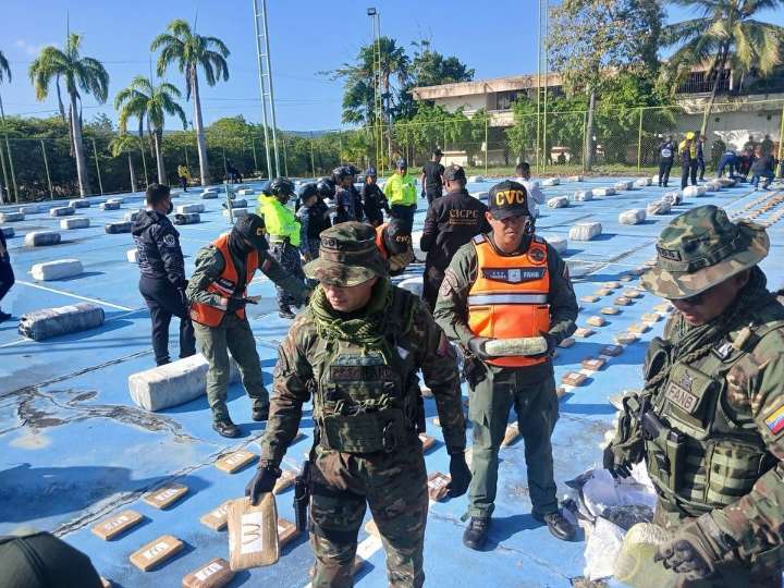 Fanb se adjudicó incautación de peñero artesanal con tres toneladas de droga en Falcón