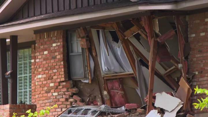 Un auto a alta velocidad se estrella contra dos casas en Dallas: hay un muerto