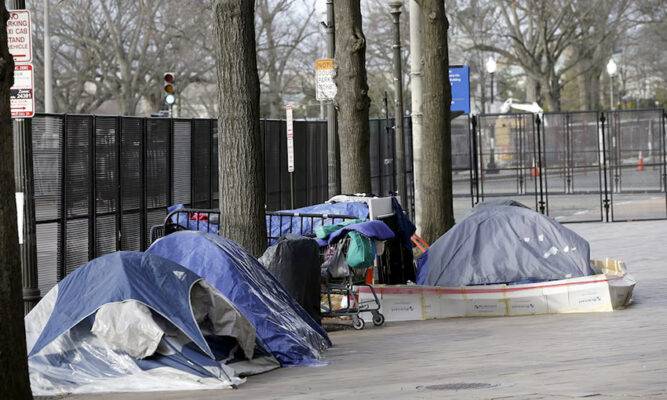 Trump firmó orden que facilita remoción  de personas sin hogar de las calles