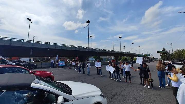 Bloquean boulevard en Naucalpan por abuso policial a mujer trans
