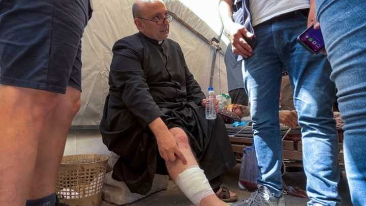 Israel bombardeó a la única iglesia católica de Gaza, donde el párroco argentino Gabriel Romanelli resultó herido