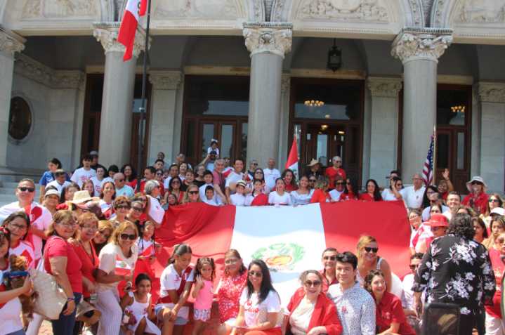 Peruanos celebran con orgullo los 204 años de Independencia en el Capitolio Estatal de Connecticut