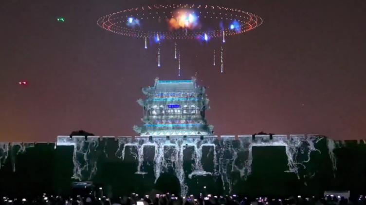 Drones "vistieron" de luz y color la antigua ciudad de Pingyao 🎦