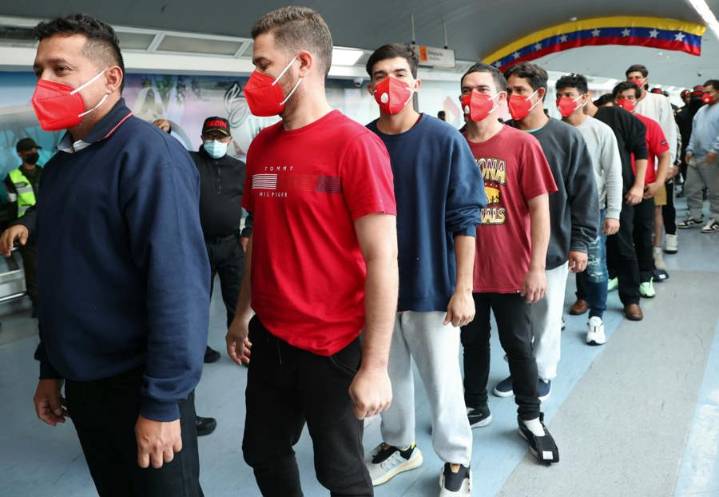 Más de 200 migrantes venezolanos regresan a su país en un vuelo procedente de Honduras