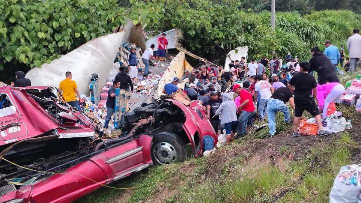 Rapiñan carga de productos lácteos de tráiler volcado en autopista autopista Puebla