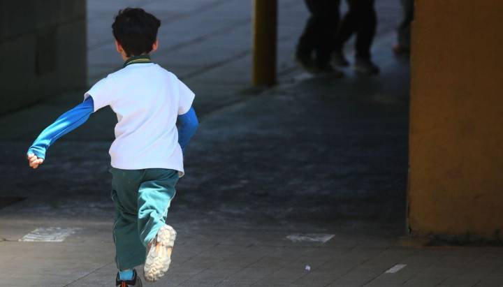 Familia denuncia que educadora de párvulo encerró a niño en caja y se sentó sobre ella