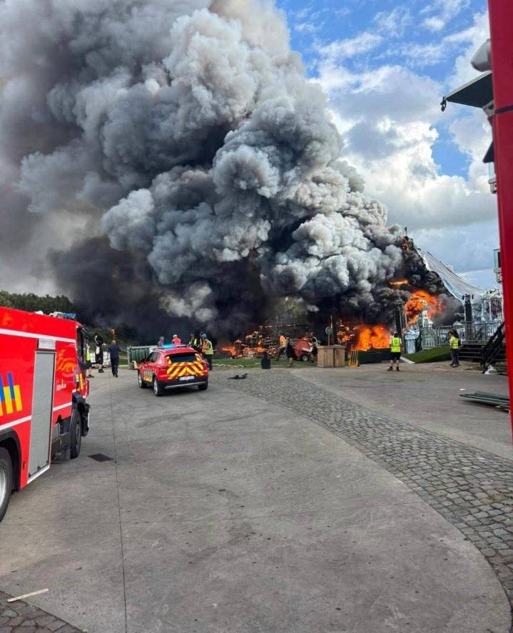 Fuerte incendio en el escenario Tomorrowland 2025 en Bélgica