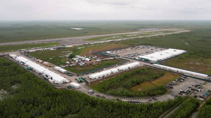 Gobernador de Florida anuncia inicio de vuelos de deportación desde Alcatraz de los Caimanes