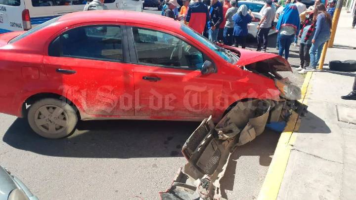 Choca patrulla en persecución para asegurar vehículo robado, en Acuitlapilco