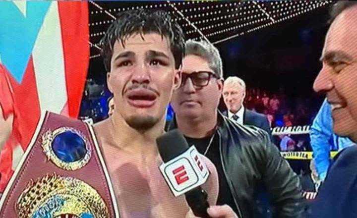 Xander Zayas hace historia y se corona campeón mundial superwélter de la OMB