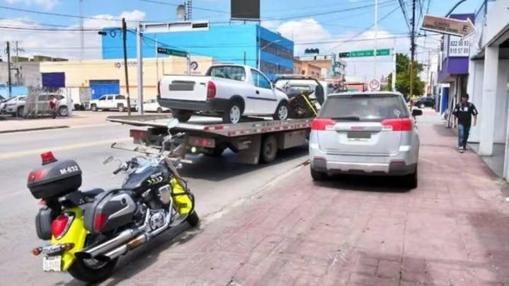 Entre protestas, retiraron autos estacionados en calles y banquetas del Centro Histórico capitalino