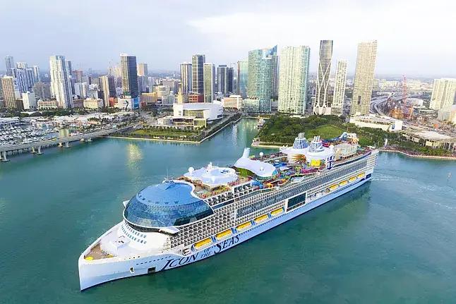 El hombre que cayó al agua desde un crucero había apuñalado a una compañera antes de tirarse