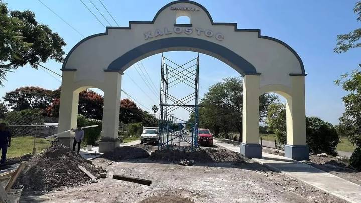 Xalostoc recibe a turistas con arco en su avenida principal