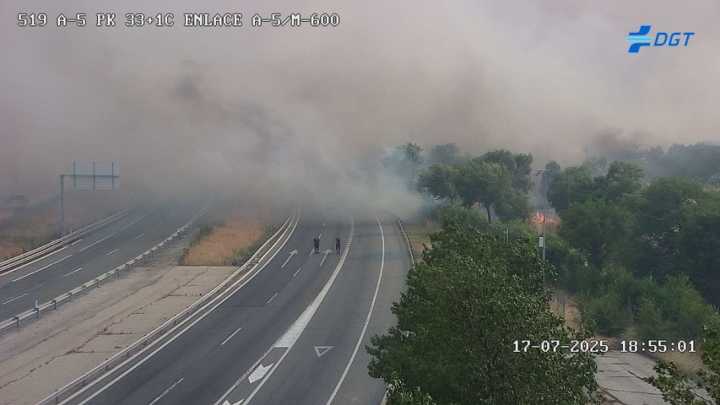 Incendio forestal en Méntrida: desalojan una urbanización, establecido el nivel 2 y cortada la A