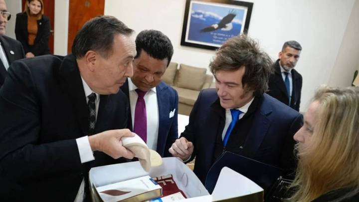 Ordenan levantar el secreto fiscal del pastor que contó el "milagro" que convirtió pesos en dólares