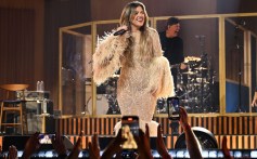 Kelly Clarkson Duets With Daughter River Rose on ‘Heartbeat Song’ During Vegas Residency Show