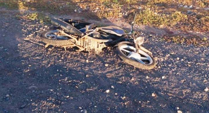 Amaneció de malas para tres del Zamuro que rodaron en una moto