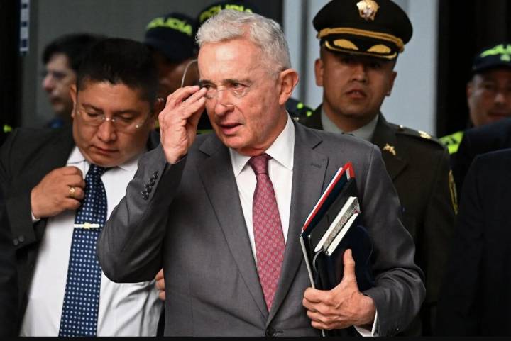 ¡Uribe a la cárcel!