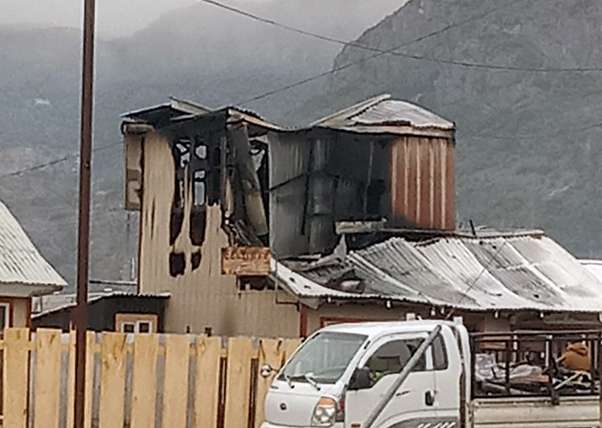 Chile Chico: Vivienda resulta con el 80% de su estructura dañada por incendio