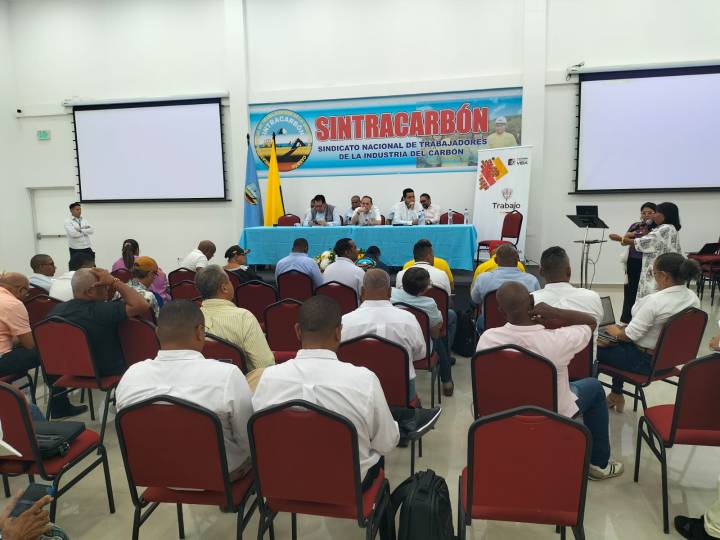 VENTA A ISRAEL: Petro ordena retención de embarcaciones que transportan carbón, ministro Sanguino se reunió con los wayuu, trabajadores de Cerrejón y medios de comunicación