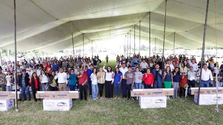 Promueve San Andrés Cholula hogares sustentables con entrega de calentadores solares