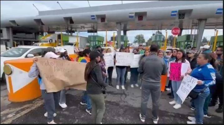 Vecinos de Almoloya de Juárez se manifiestan en la caseta de El Dorado por detención de un maestro
