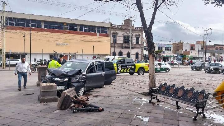 Conductor se quedó dormido y chocó contra un poste en la Alameda