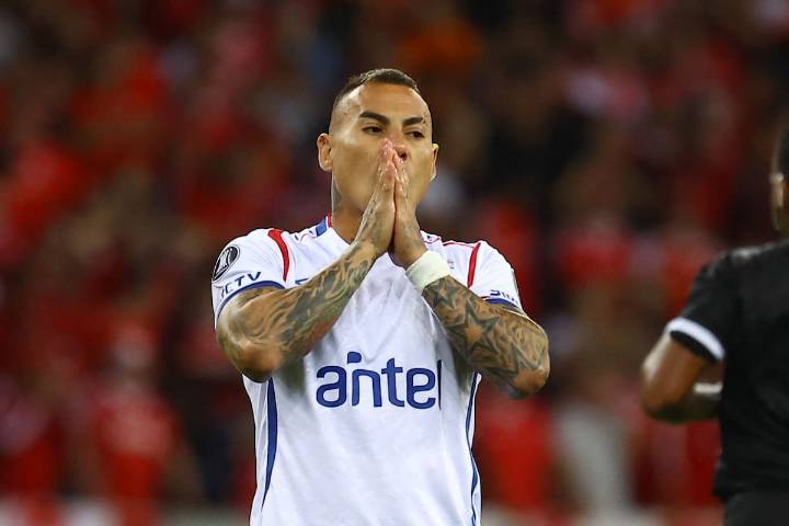 Otro club chileno se cruza en el camino de la U y entra en la lucha por Eduardo Vargas: ya hay oferta