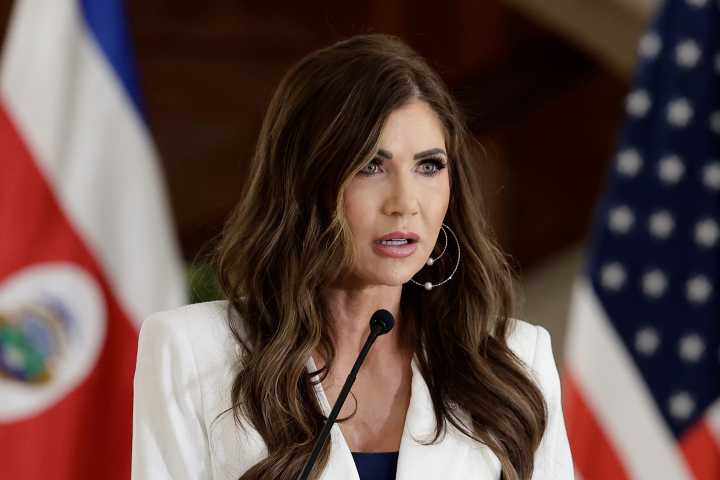 Noem tacha de "falsas" las noticias sobre la falta de respuesta a inundaciones en Texas