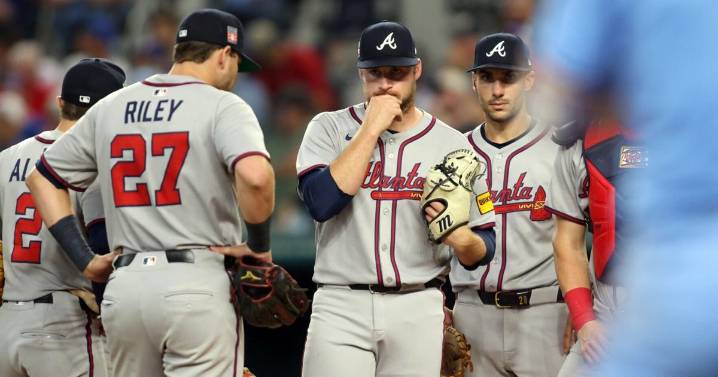 Rangers complete three-game sweep of Braves