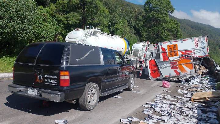 Trailero muere tras chocar y posteriormente volcar la autopista Puebla