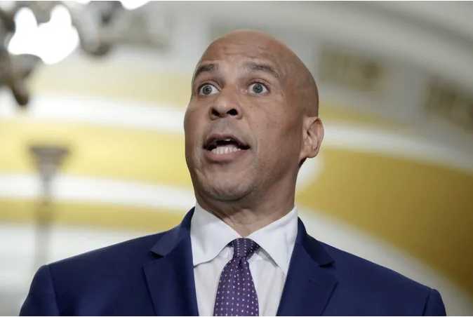 El demócrata Cory Booker acusa a su partido de “ser cómplice” de las políticas de Donald Trump