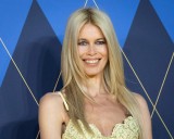 Claudia Schiffer deslumbra posando en traje de baño en su cumpleaños 55