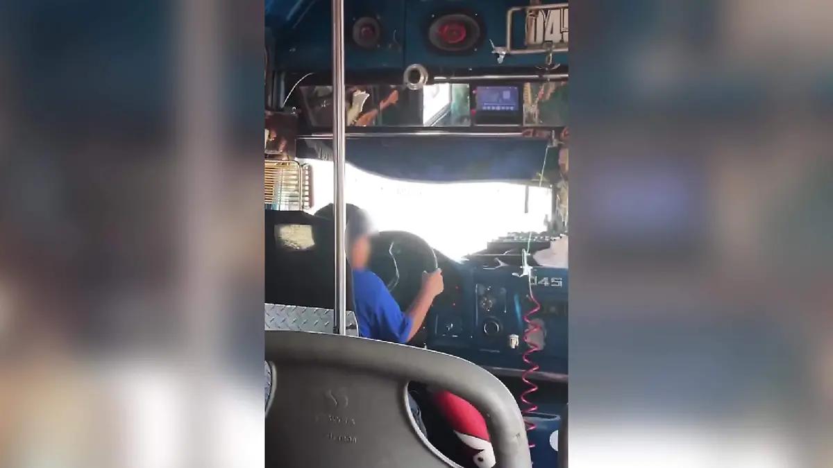 ¡Apenas alcanza el volante! Captan a niño manejando un camión de ruta en Durango