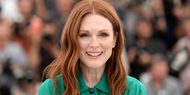 Julianne Moore, más natural que nunca a los 64 años: sin maquillaje, en bikini y con el pelo mojado