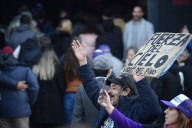 Desde el conurbano. La militancia libertaria llegó a La Plata a bordo de decenas de colectivos y con cánticos contra la casta