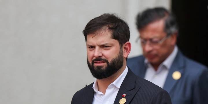 Gabriel Boric envió a su ministro del Interior a Buenos Aires tras los incidentes en el partido entre Independiente y la U de Chile