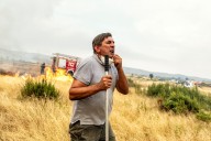 El ganadero Óscar Puente y su cuadrilla de voluntarios, cuerpo a cuerpo contra el fuego