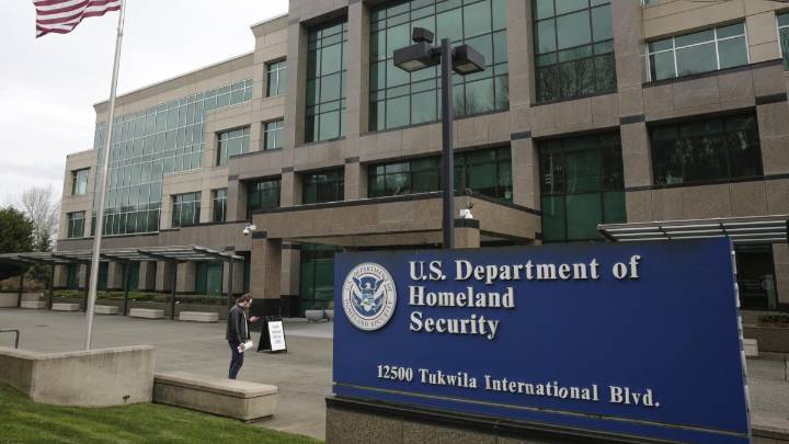 USCIS endurece las políticas migratorias: ahora el “antiamericanismo” y el “antisemitismo” son factores determinantes en la evaluación de beneficios de inmigración
