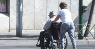 Aumentan los andaluces dependientes atendidos aunque el tiempo de espera es el más alto de España