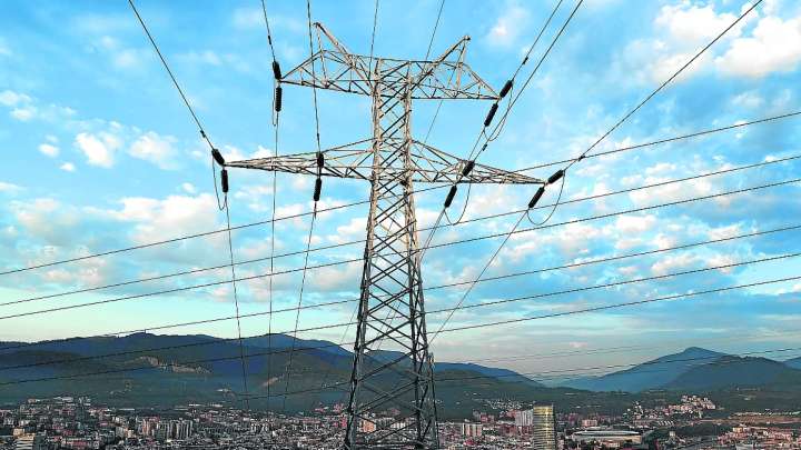 ¿Cómo se vela por el suministro eléctrico en zonas afectadas por incendios?