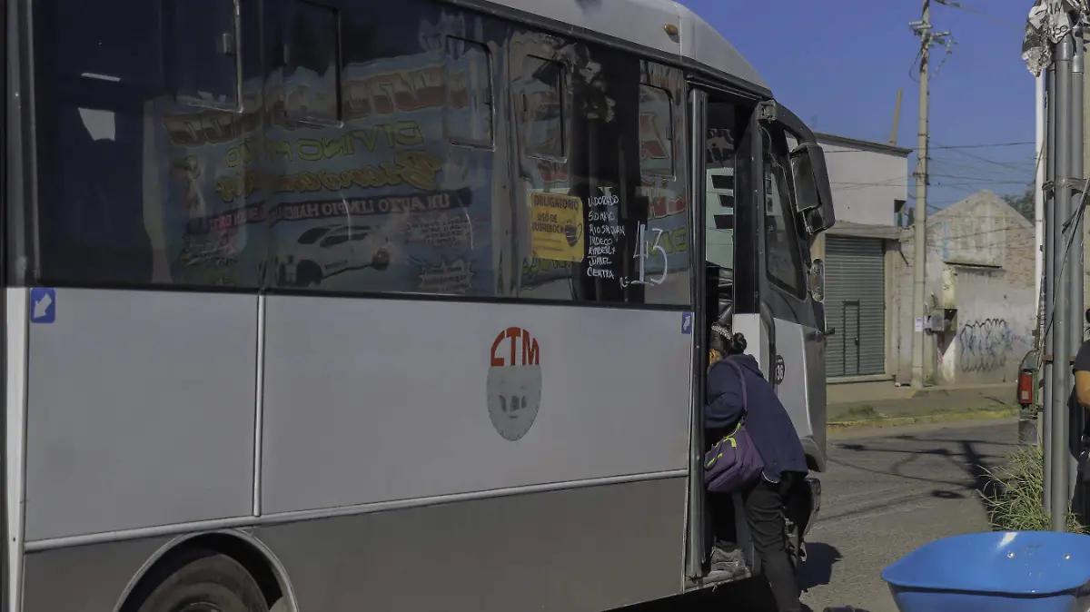 Falta de transporte público, un caos matutino