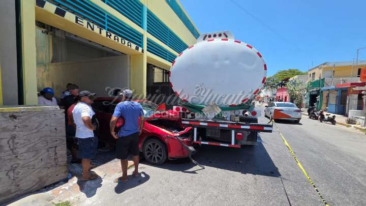 Automóvil termina destrozado tras chocar contra pipa en el centro de Progreso