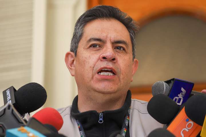 El ente electoral de Bolivia insta a votar sin teléfono móvil ante denuncias de coacción