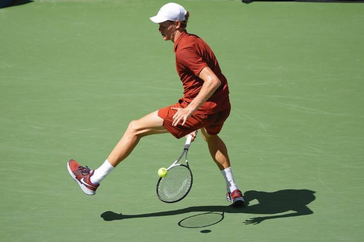 Jannik Sinner looks fully healthy in an easy US Open win to begin his title defense