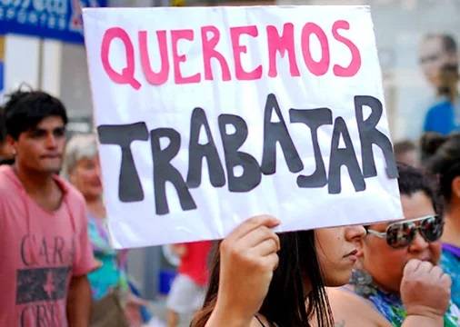 La motosierra cortó 100 mil empleados públicos: defensa y seguridad social, primeras en la lista