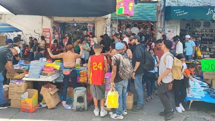 Último día de compras escolares: padres aprovechan ofertas en Cuernavaca
