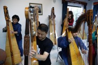 Japón abraza el arpa en una escuela paraguaya que une generaciones y culturas