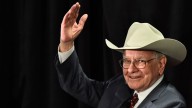 Warren Buffett reduce posiciones en Apple y vende acciones por 3.400 millones de euros