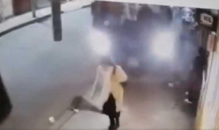 Video: bus del SITP arrolló a dos peatones y chocó contra un local en Suba